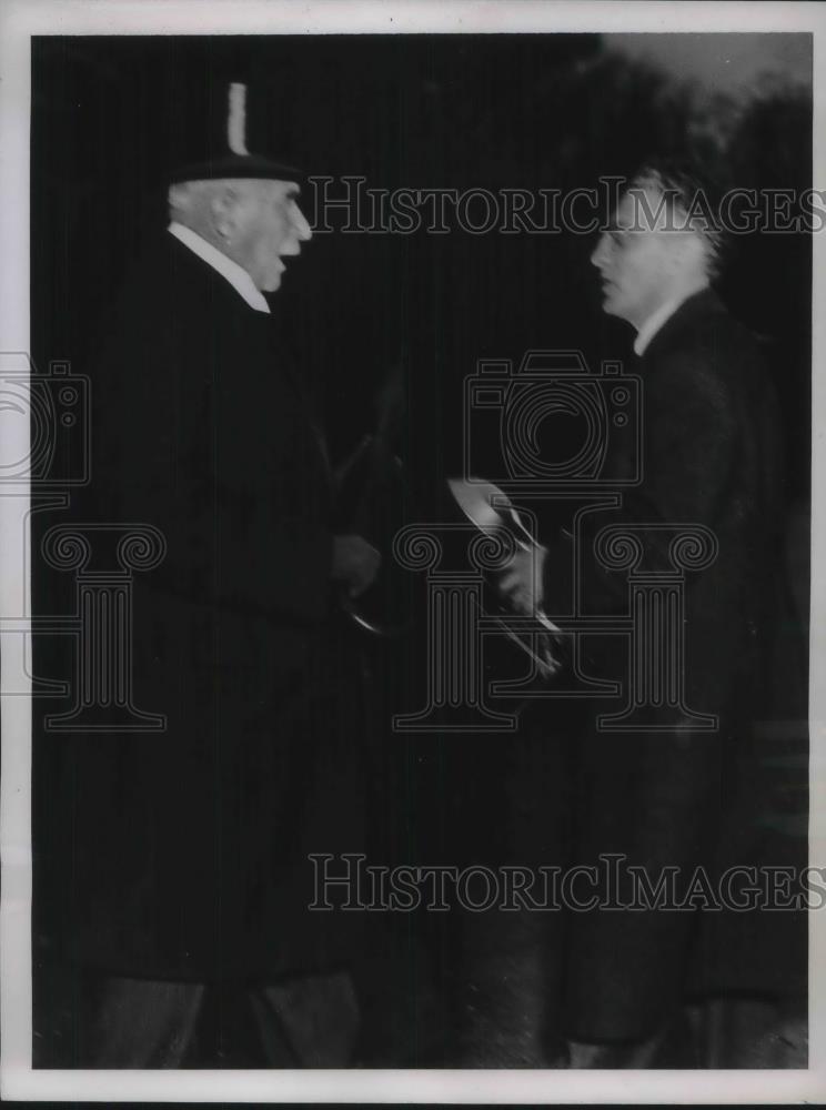 1947 Press Photo Morgan Surrounded by photographers - nec38188 - Historic Images