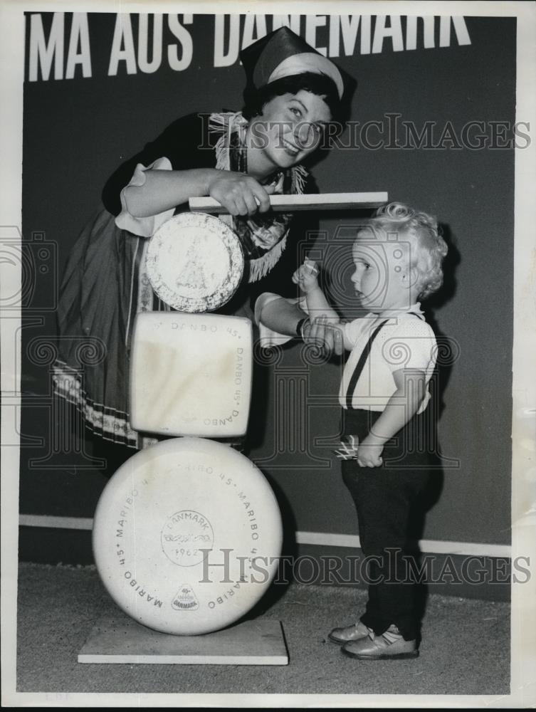 1962 Press Photo Munich West Germany Child At A Fair - Historic Images