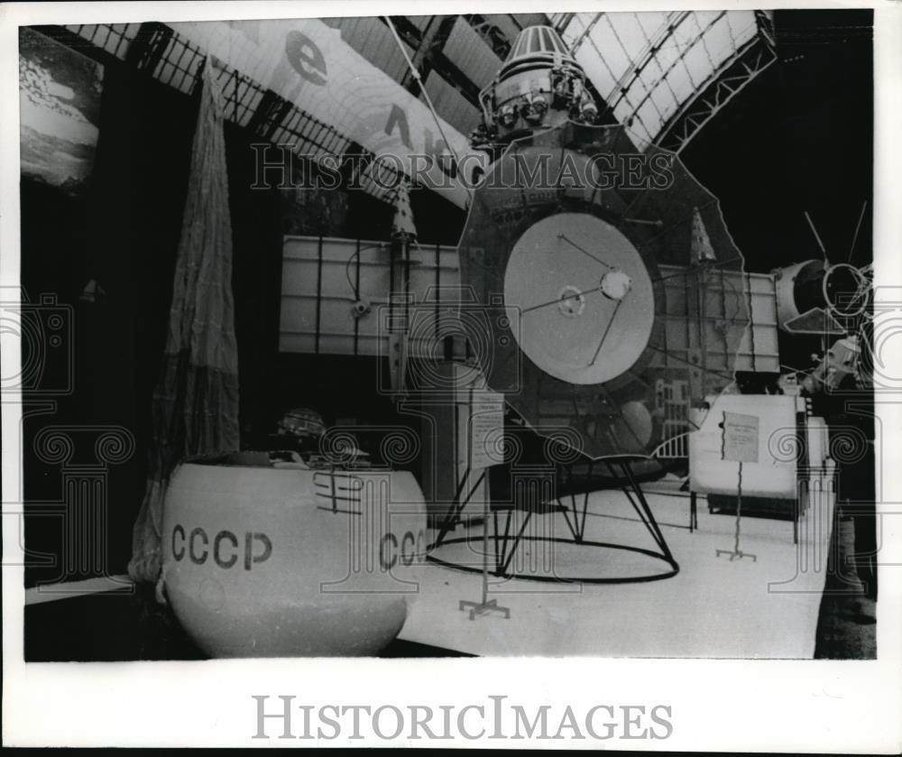 1970 Press Photo Replica Of Venus 7 Spacecraft On Display In Moscow - Historic Images