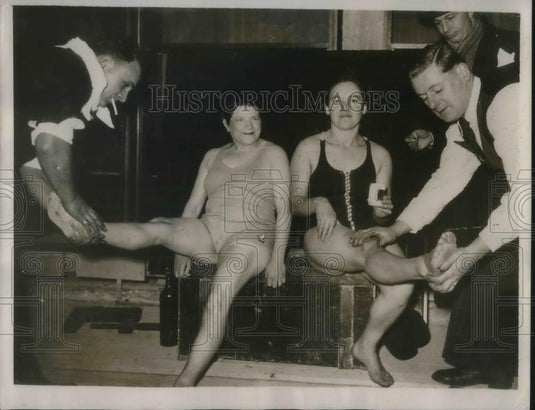 1939 Press Photo Marguerite Garner & Elsie Laine Prepare for Icy Plunge in Paris - Historic Images