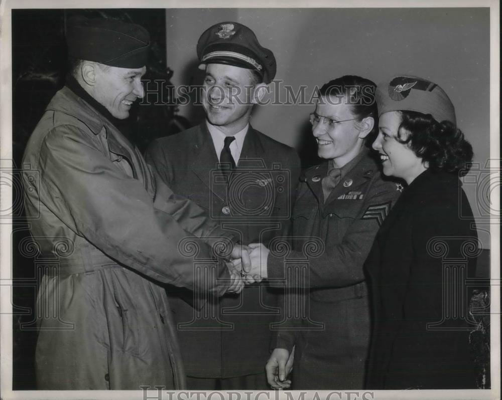 1945 Press Photo Russell Pancoast, TWA Capt JP Carr, Sgt HE Kiker,AM Dickson - Historic Images