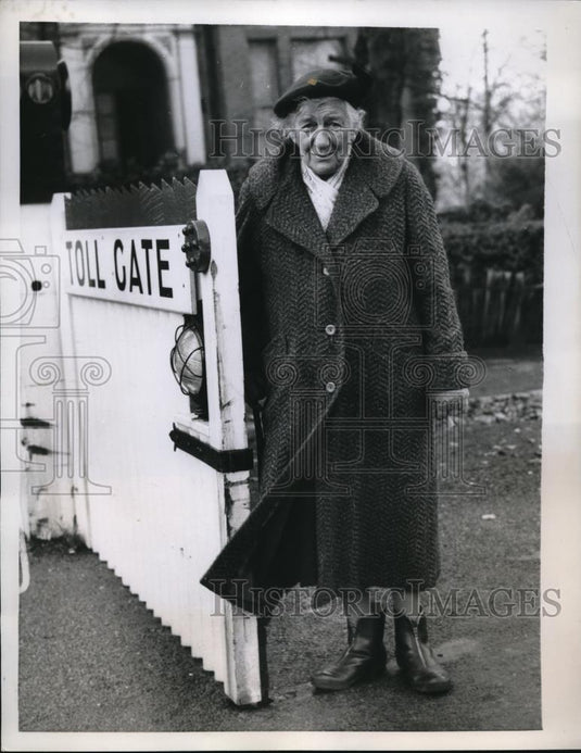 1957 Press Photo London, England Mrs Edith Simmons at toll gate - nec52300 - Historic Images