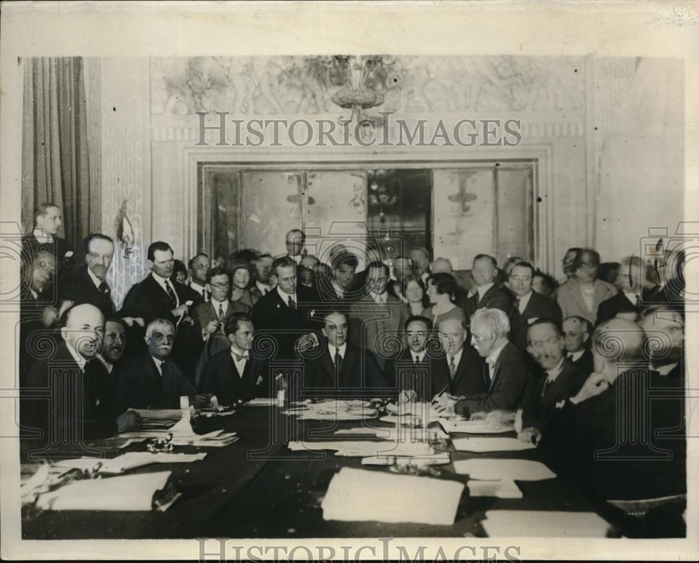1929 Press Photo Reparations experts sign Young Plan at Hotel George V in Paris - Historic Images