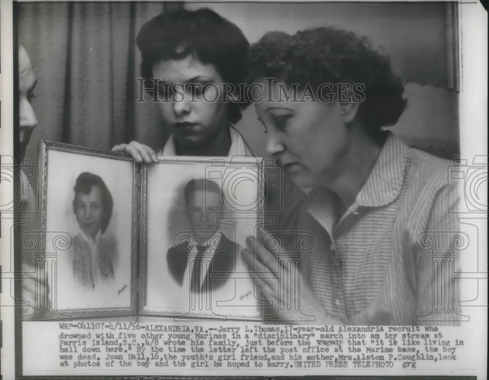 1956 Press Photo Family Of Marine Recruit Jerry Thomas Pose With His Photograph - Historic Images