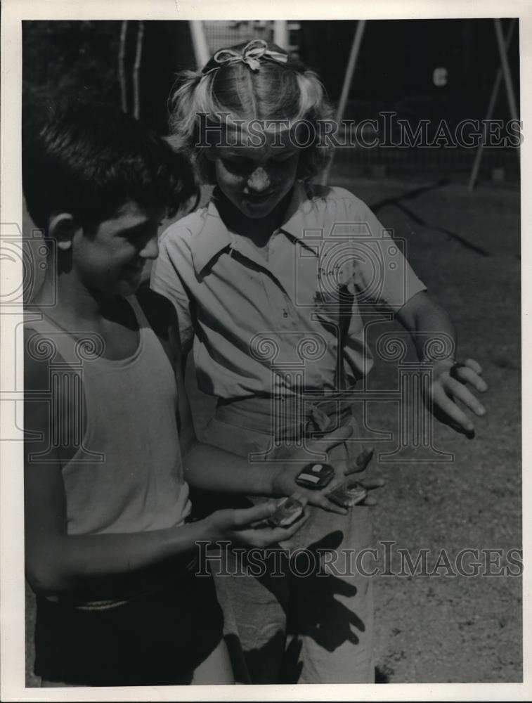 1945 Press Photo Playground Olympics boy and girl play - Historic Images