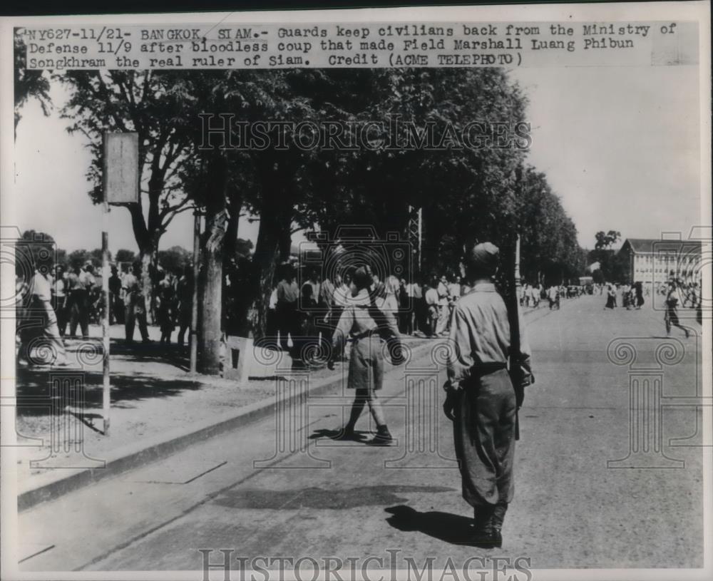 1947 Press Photo Bangkok Siam Guards At Defense Minsitry After Luang Phibun Coup - Historic Images