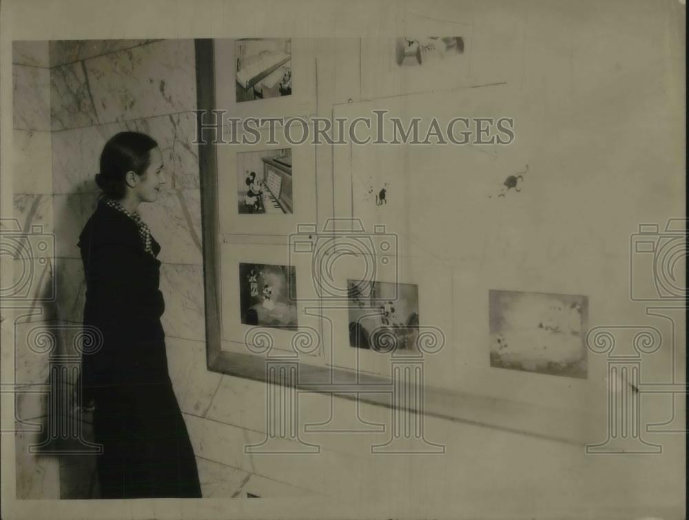 1935 Press Photo Teressa Fnyworth looking at a Photos. - Historic Images