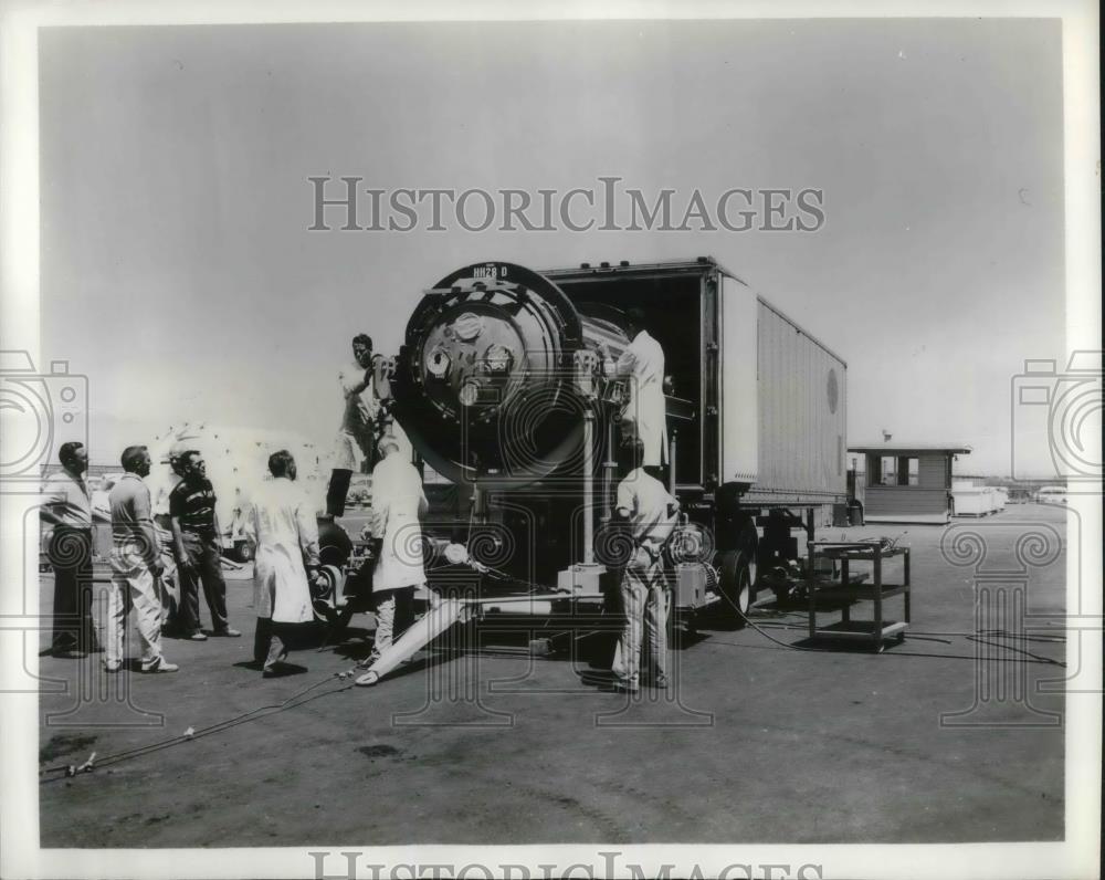 1960 Press Photo Dummy of U.S. Navy Polaris Missile loaded into Flexi-Van. - Historic Images