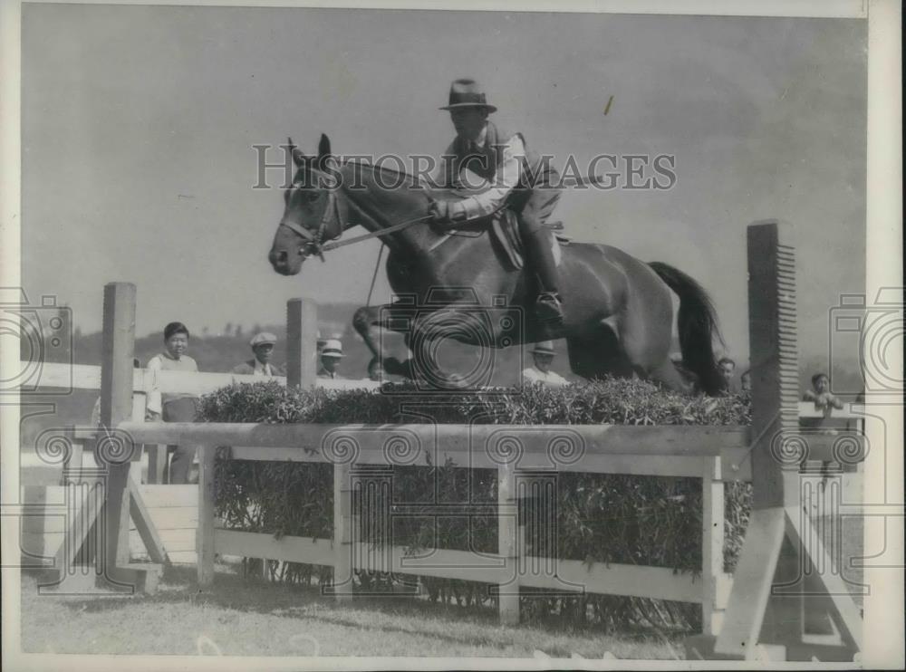 1932 Press Photo Captain Hallberg, Olympic Equestrian Practice, Santa Monica - Historic Images