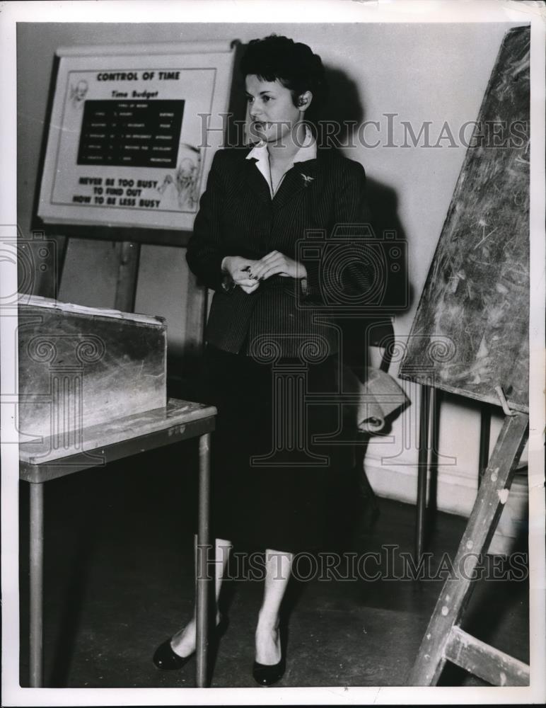 1955 Press Photo Suzanne Paysanno Teaches French To Staff At Allied Air Force HQ - Historic Images