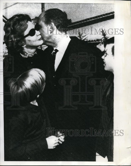 1967 Press Photo Andreas Papandreou Son Of Greek Premier With His Exiled Family - Historic Images