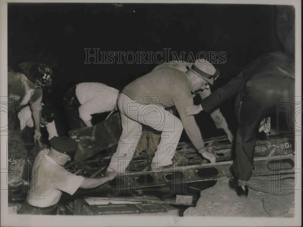 1937 Press Photo Building Disaster At Six Family Dwelling - Historic Images