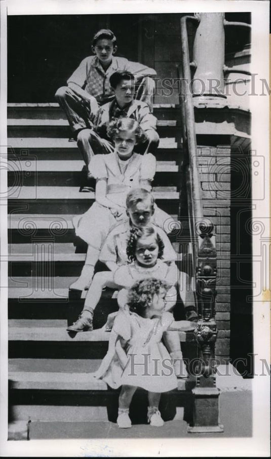 1950 Press Photo Peter Thomas's 7 Cesarean Children Chicago Record - Historic Images