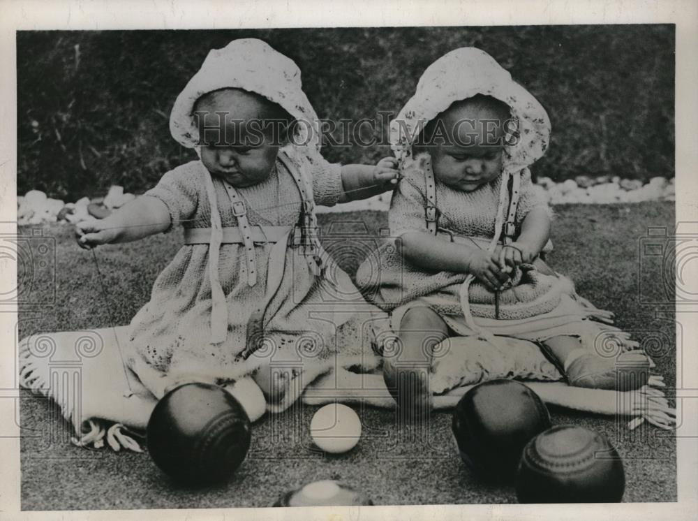 1937 Press Photo Jacqueline &amp; Jill Hallatt at Intl Bowls tourney in London - Historic Images