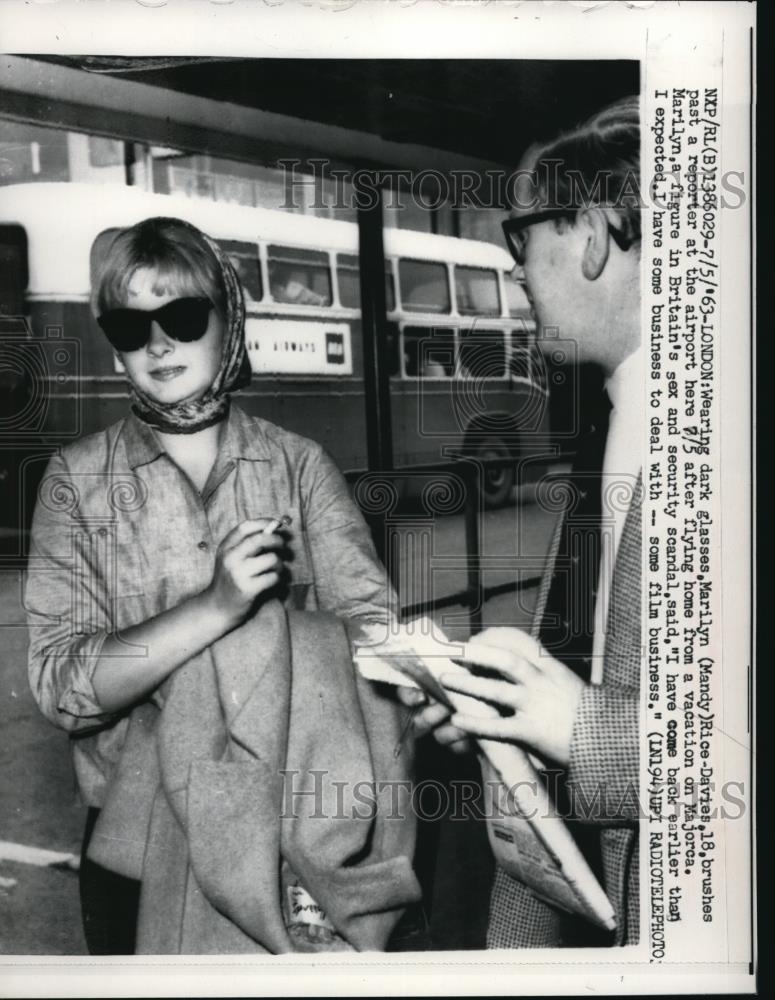 1963 Press Photo Marilyn at the airport from a vacation on Marjorca. - nec43734 - Historic Images