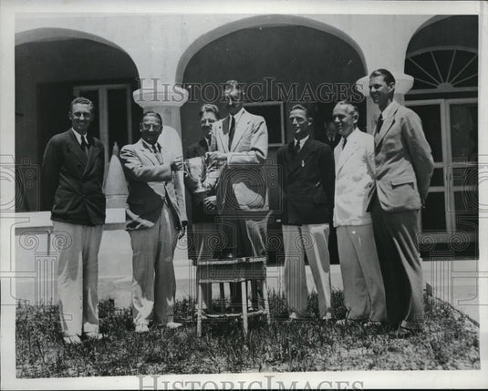 1934 Press Photo Award Ceremony for Prince of Wales Six-Meter Race Trophy - Historic Images