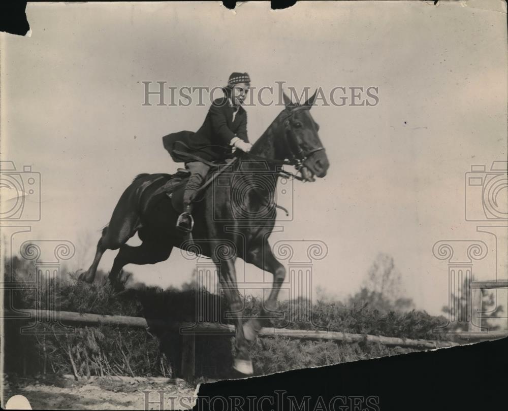 1920 Press Photo Major Harry Leonard On Horse During Jumping Event - nec42025 - Historic Images