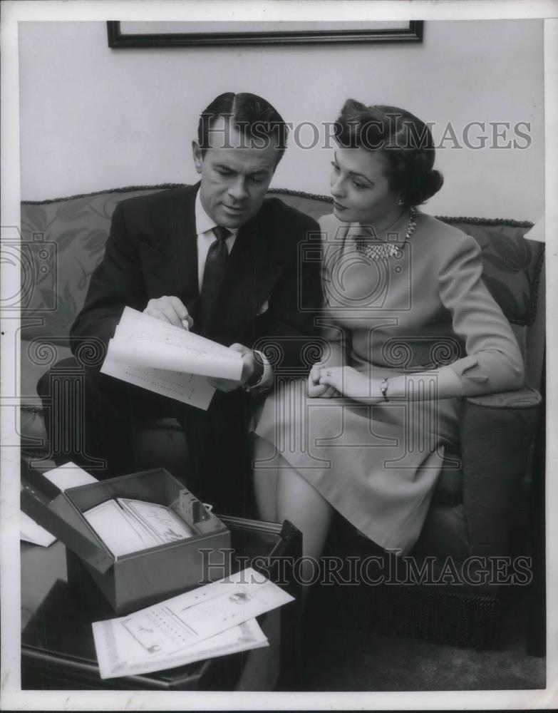 1950 Press Photo Husband and wife talk about financial affairs - nec51118 - Historic Images