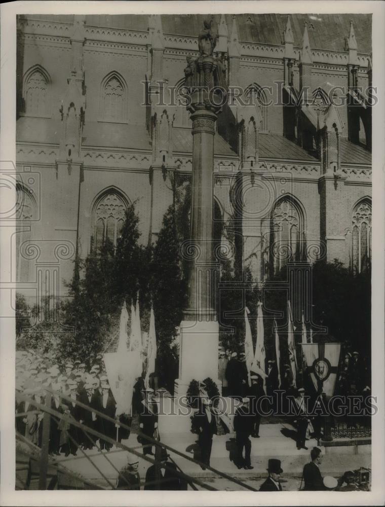 1937 Press Photo University of Upsala 450th Anniversary Statue Unveiling Sweden - Historic Images