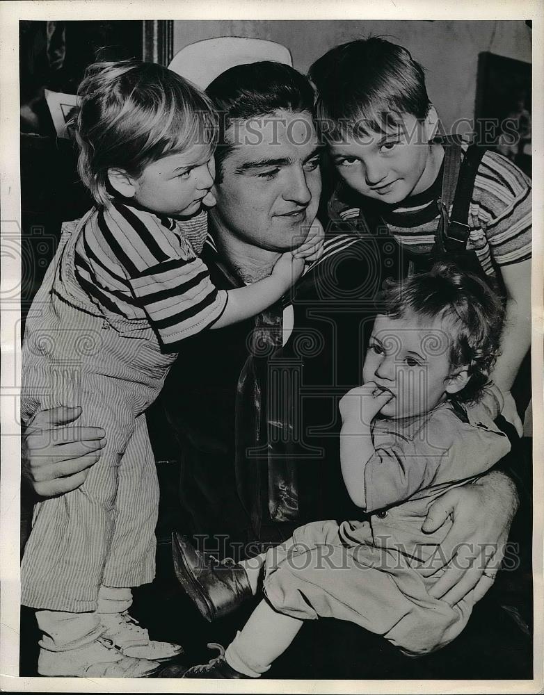 1945 Press Photo Fireman John J. Walsh with his children Maureen, John Patrick - Historic Images