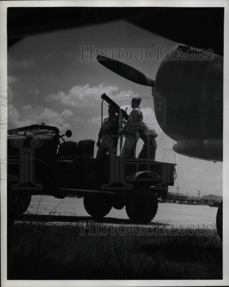 1943 Press Photo Ellington Field, Texas, aviation cadets &amp; a plane - Historic Images