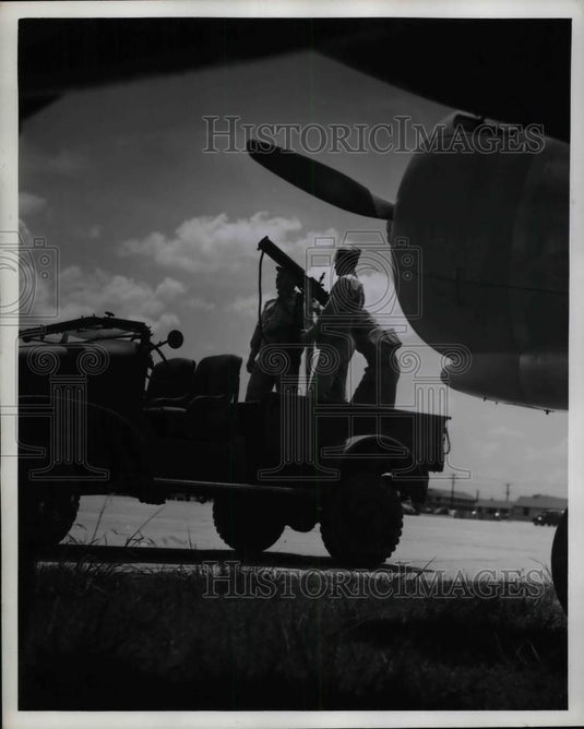 1943 Press Photo Ellington Field, Texas, aviation cadets & a plane - Historic Images