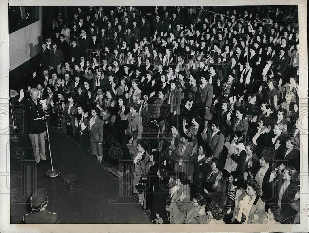 1945 Press Photo Gen T Roosevelt Jr WAC Company sworn in by Brig Gen SH Waite - Historic Images