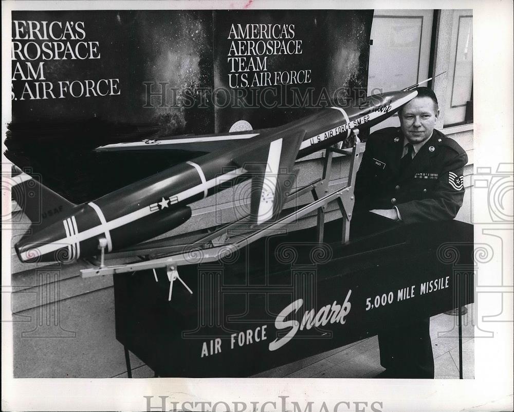 1961 Press Photo A Snark guided missle &amp; Sgt Pascal Giles at recruit office - Historic Images