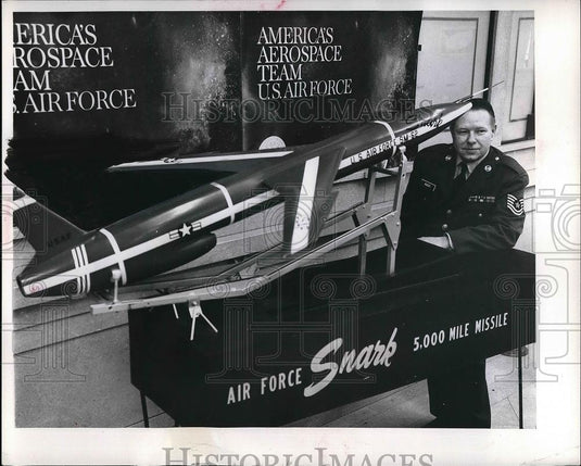 1961 Press Photo A Snark guided missle & Sgt Pascal Giles at recruit office - Historic Images