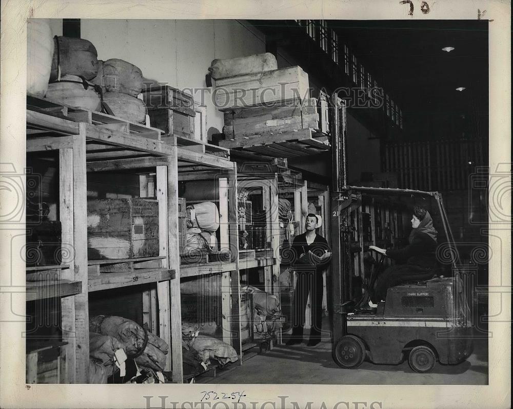 1945 Press Photo Belongings of Men died in line of Duty ready for shipment. - Historic Images