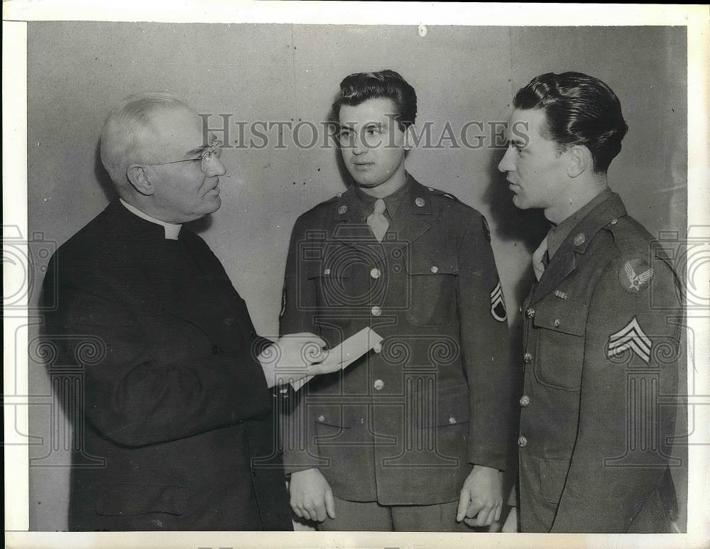 1943 Press Photo SSgt J Armstrong,Sgt R McDonald,Lt Gen FM Bishop - Historic Images