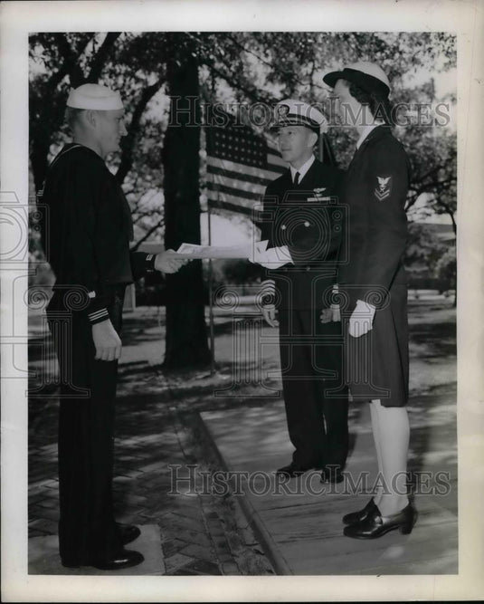 1944 Press Photo Aviation Pilot Oley Attebery, Capt. Henry F. MacComsey, Anna E. - Historic Images