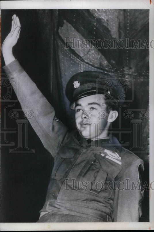1953 Press Photo Cpl.Edward Dickenson, Ex-Pow refused repatriation arrived home. - Historic Images