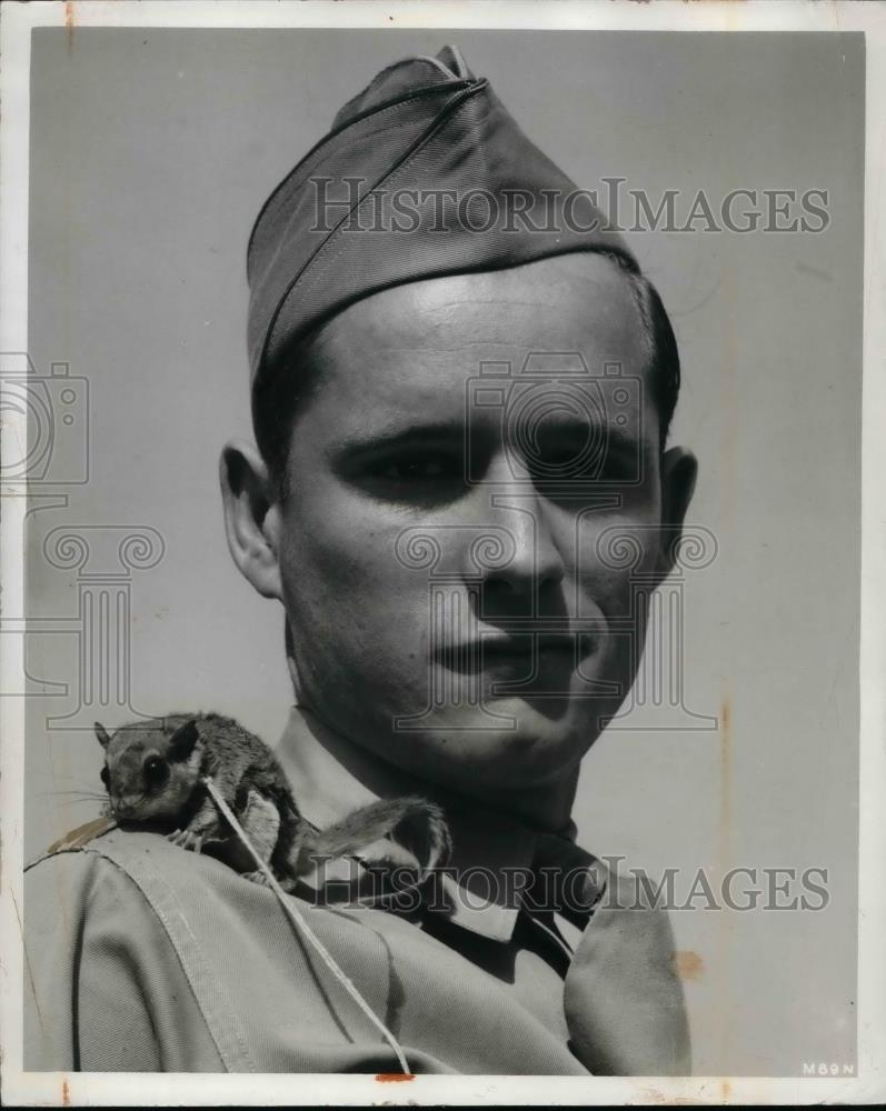 1942 Press Photo Sgt Clarence L. Lyons &amp; a flying squirrel in Texas - Historic Images