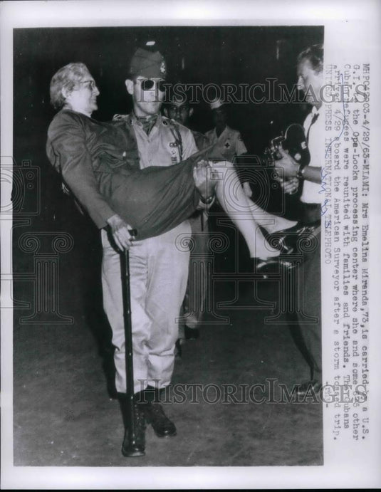 1963 Press Photo Mrs Emelina Miranda & US GI in Miami, Florida - Historic Images