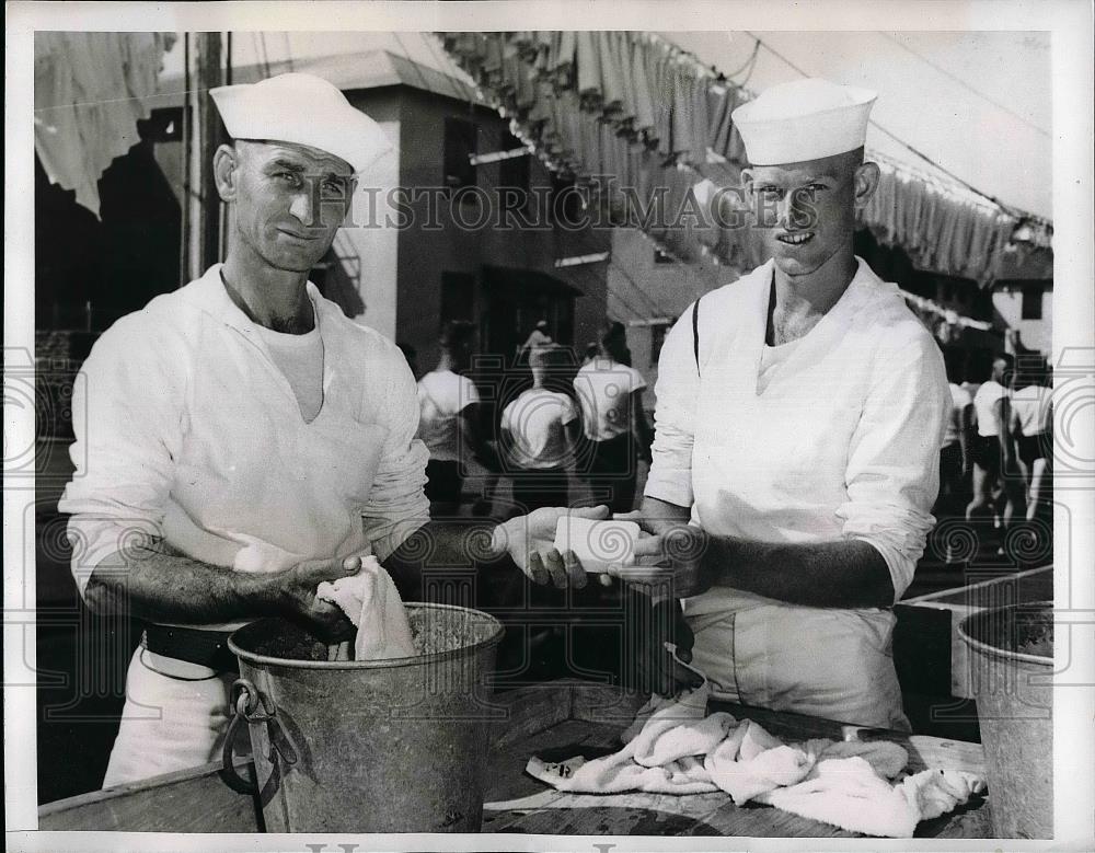 1943 Press Photo World War I Veteran Ezra Price with son Ed at Naval Training - Historic Images