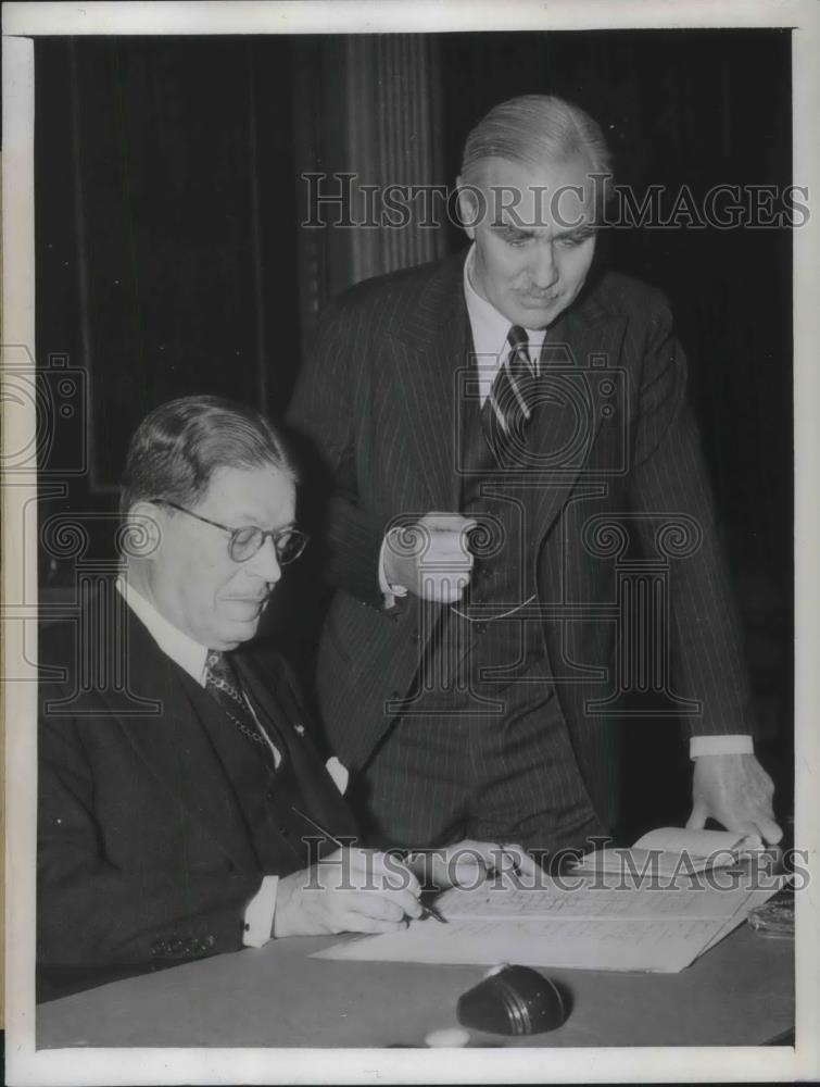 1945 Press Photo Dr. Diogenes Escalante of Venezuela Signs UN Pact - nec54844 - Historic Images