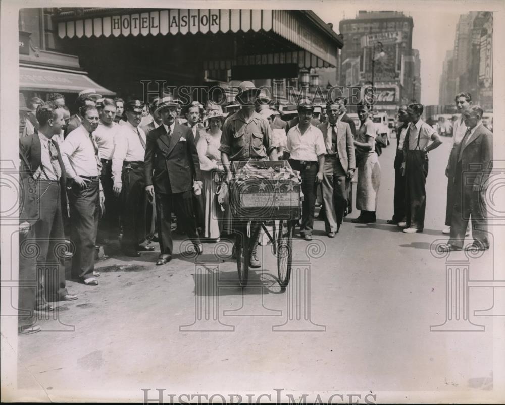 1935 Press Photo Emanuel Jonidas, started his journey in front of Hotel Astor - Historic Images