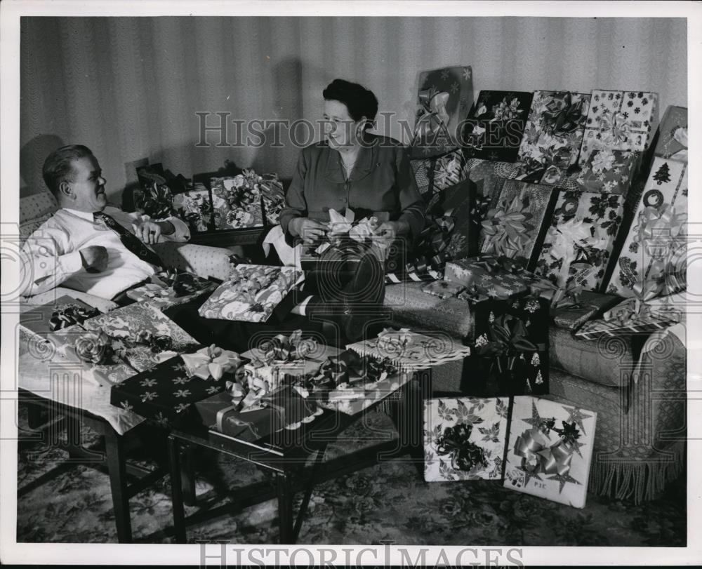 1951 Press Photo Arthur Kreager And Wife In Living Room With Christmas Presents - Historic Images