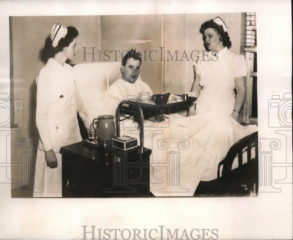 1949 Press Photo Stephen A. Walker, Injured Survivor of Plane Crash - Historic Images