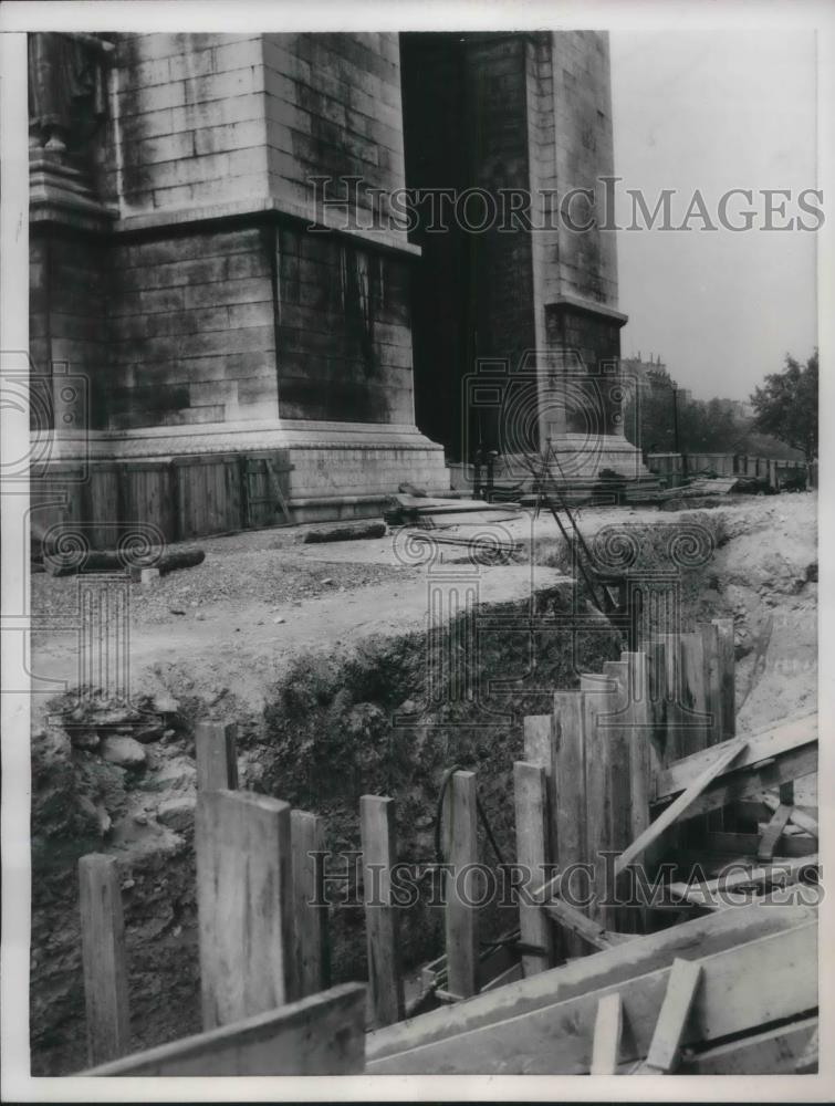 1956 Press Photo Construction near Arch of Triumph &amp; Place Etoile - nec55243 - Historic Images