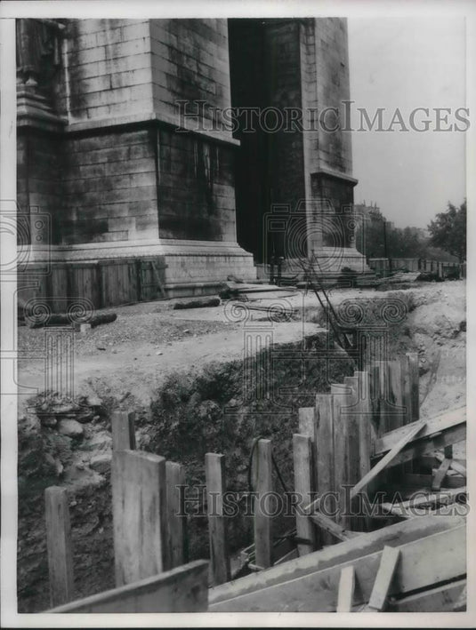 1956 Press Photo Construction near Arch of Triumph & Place Etoile - nec55243 - Historic Images
