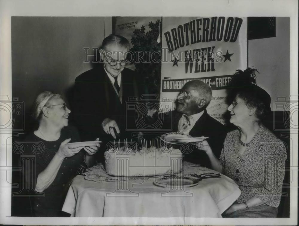 1950 Press Photo Aged members of the different faith gathered together. - Historic Images