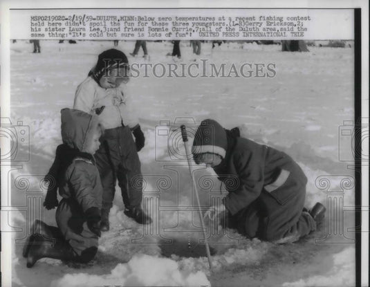 1959 Press Photo Below zero temperature at fishing contest in Duluth, MN - Historic Images