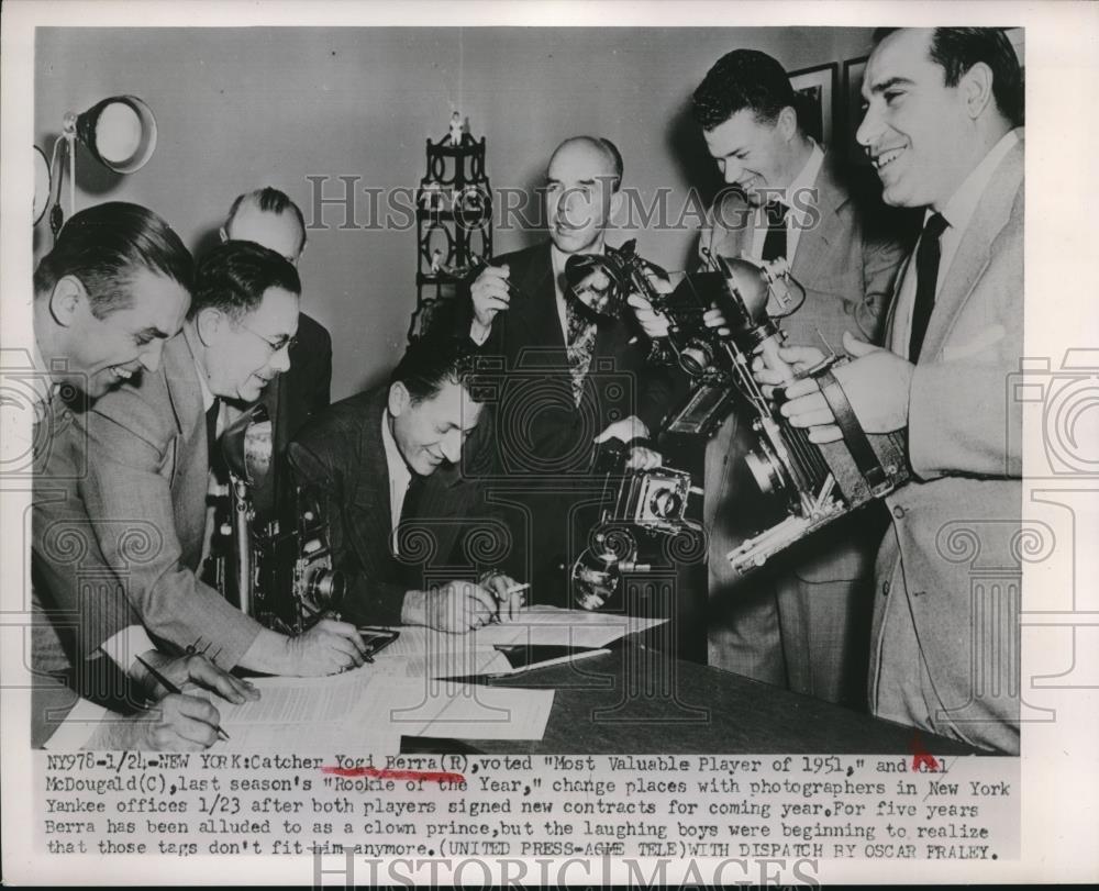 1952 Press Photo Yankees Yogi Berra &amp; Gil MacDougald Sign New Contracts - Historic Images