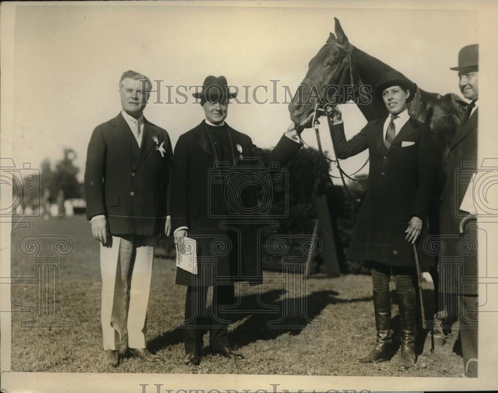 1926 Press Photo Bishop Manning Inspects Prize Winner At Cathedral Horse Show - Historic Images