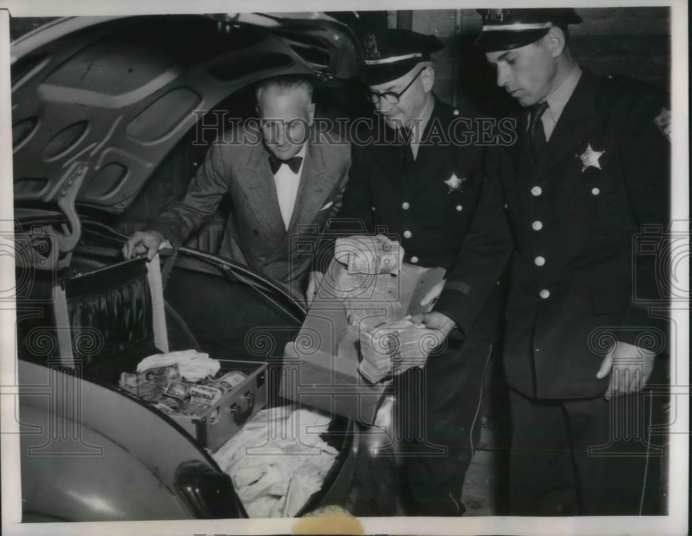 1951 Press Photo Sheriff and deputies count bank money. - nec47958 - Historic Images