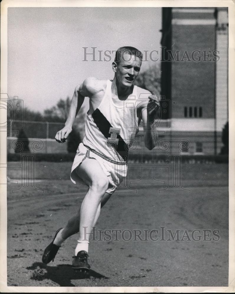 1954 Press Photo Univ of Ill. Ralph Fessenden at track meet - nes11249 - Historic Images