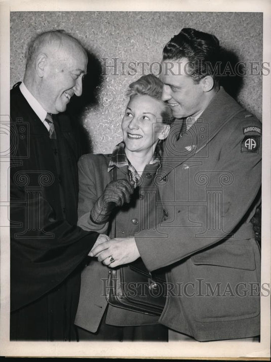 1946 Press Photo Chicago, Judge FE Donoghue, Lt D Marshall & wife Marie - Historic Images