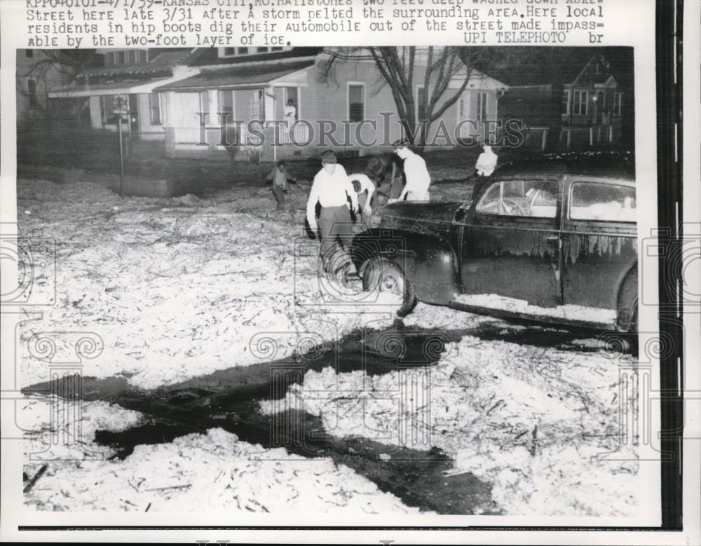 1959 Press Photo Residents in hip boots dig their automobile out of the street - Historic Images